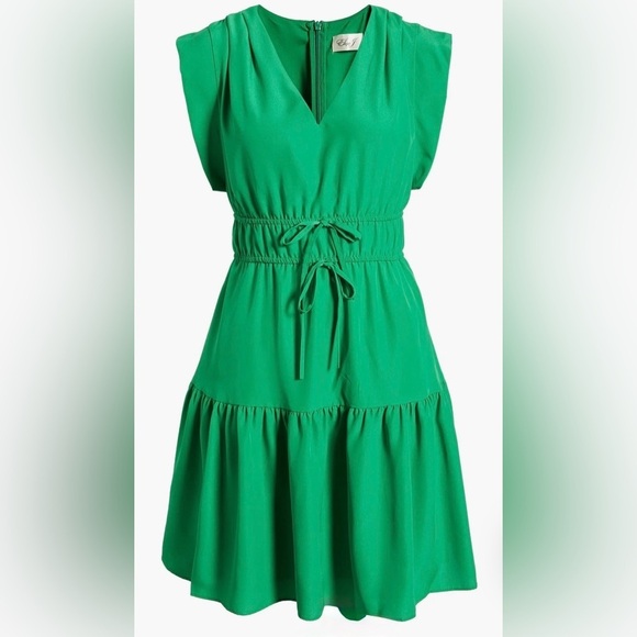 Eliza J Dresses & Skirts - Eliza J Green V-Neck Fit & Flare Dress Women’s Size 0 Tie Waist